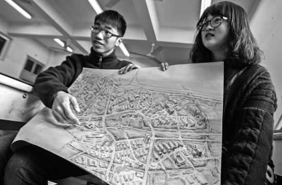 昨天上午，在性爱视频
，手绘图的作者郭龙(左)和何菡丹(右)在展示他们的创作手稿。 记者 姚卡/摄